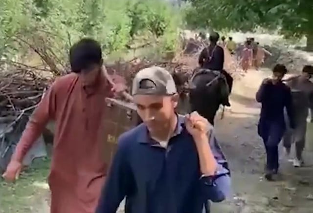 چترال میں دہشت گردی کے خلاف مقامی افراد کا پاک فوج سے ہاتھ ملانا | ایکسپریس ٹریبیون