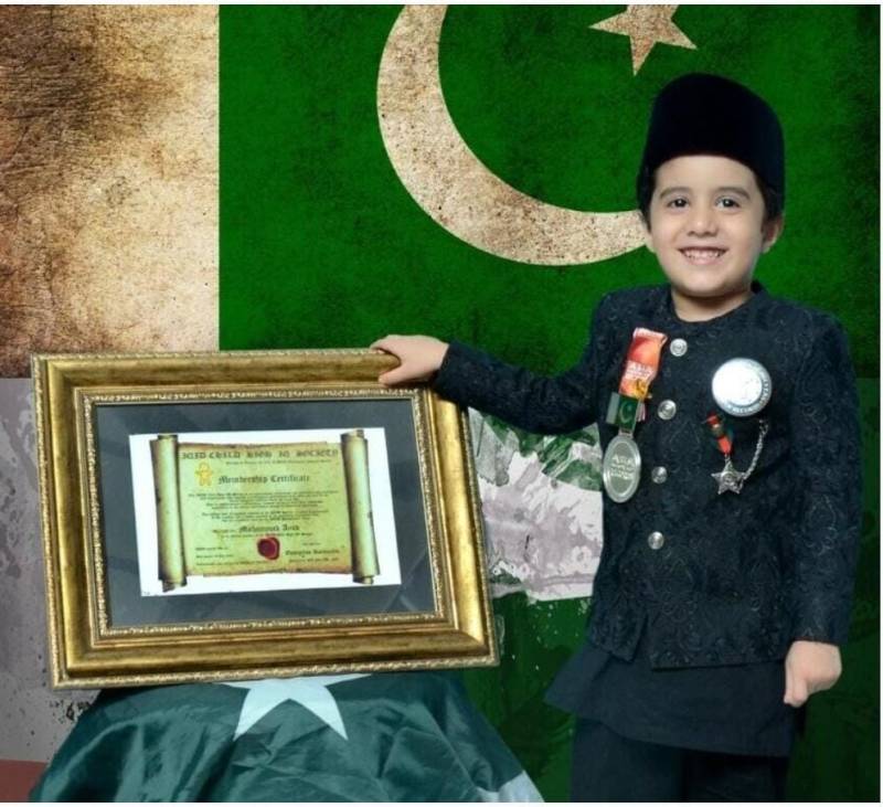 محمد عیاد سے ملاقات: پاکستانی لڑکا جس کا آئی کیو البرٹ آئنسٹائن اور اسٹیفن ہاکنگ سے زیادہ ہے