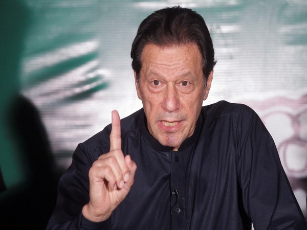عمران خان اڈیالہ جیل منتقل ی کے احکامات کے باوجود اٹک جیل میں قید