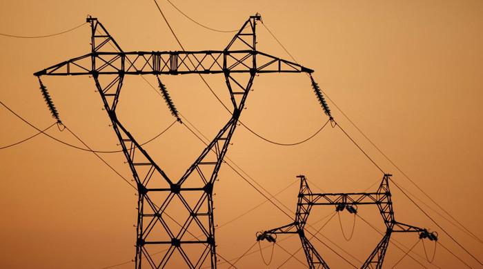 گردشی قرضہ 2.3 کھرب روپے تک پہنچنے پر حکومت کا بجلی کمپنیوں کی نجکاری پر غور