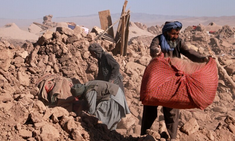 زلزلے کے بعد ہزاروں افغان شہری سردی کی لپیٹ میں