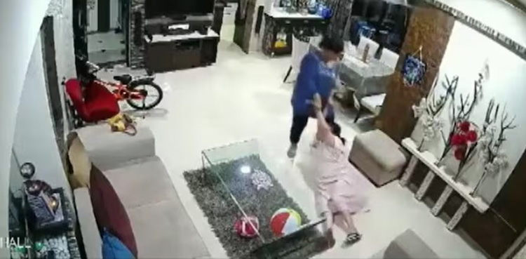 یہ بھی پڑھیں: خاتون نے ساس کو گھر چھوڑنے کے لیے کہا، انکار پر پیٹا