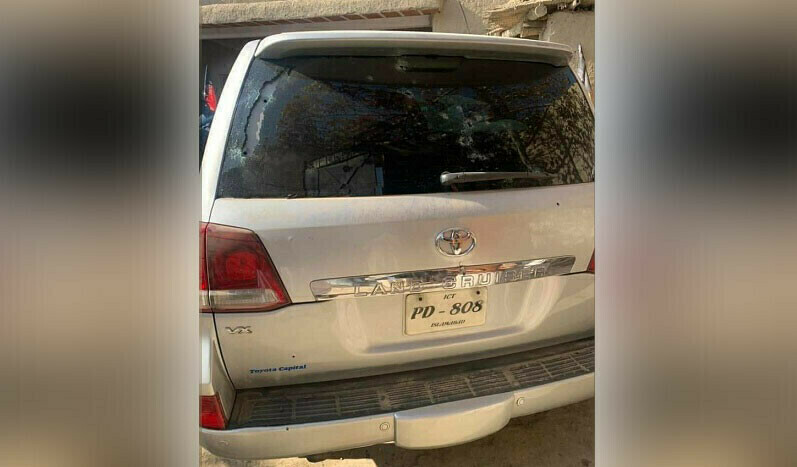 شمالی وزیرستان کے علاقے میران شاہ میں گاڑی پر حملے کے بعد محسن داوڑ محفوظ